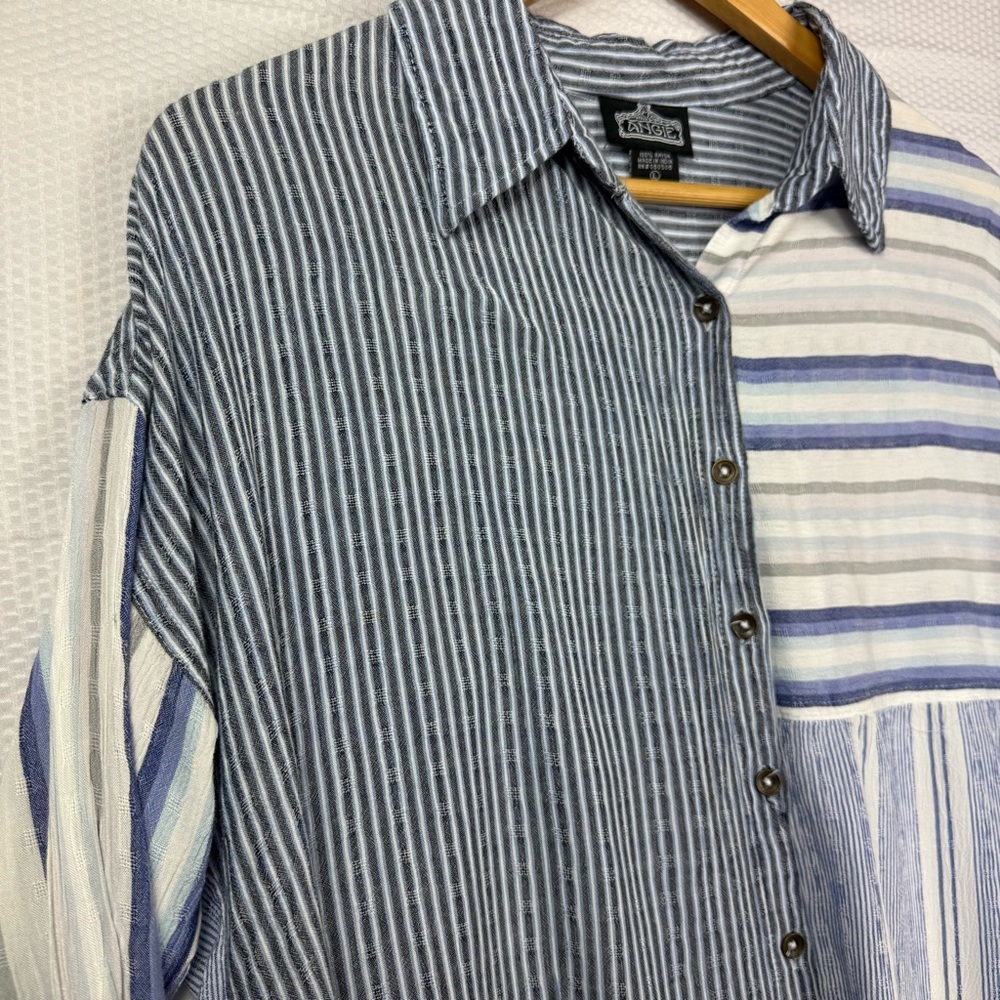 Angie Blue and White Casual Button Down Shirt Size Large - Picture 3 of 9